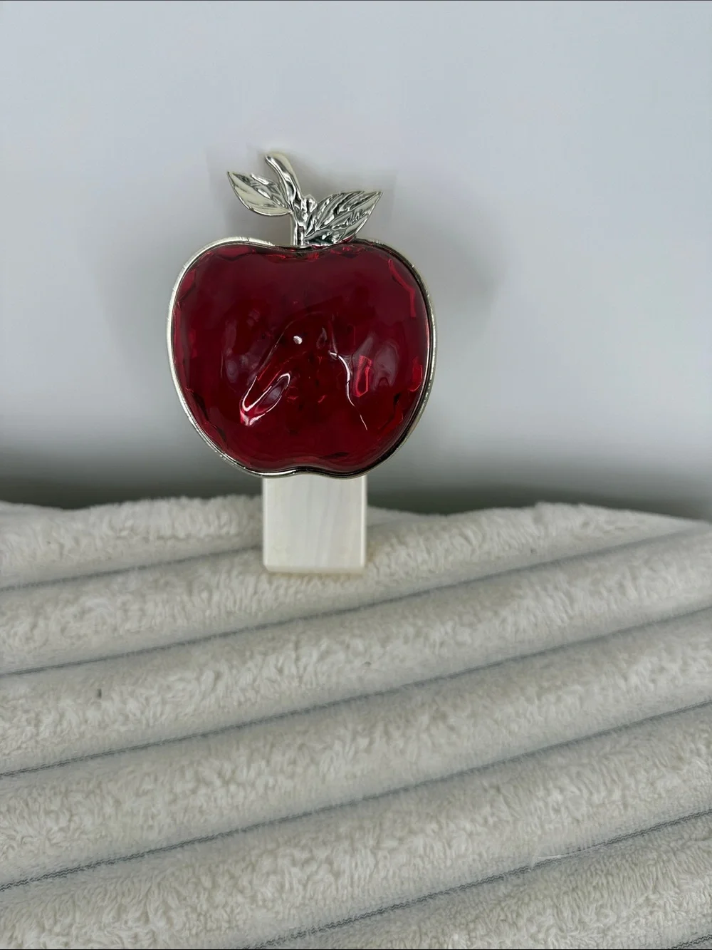 Bath & Body Works Red Apple Wallflower Fragrance plug